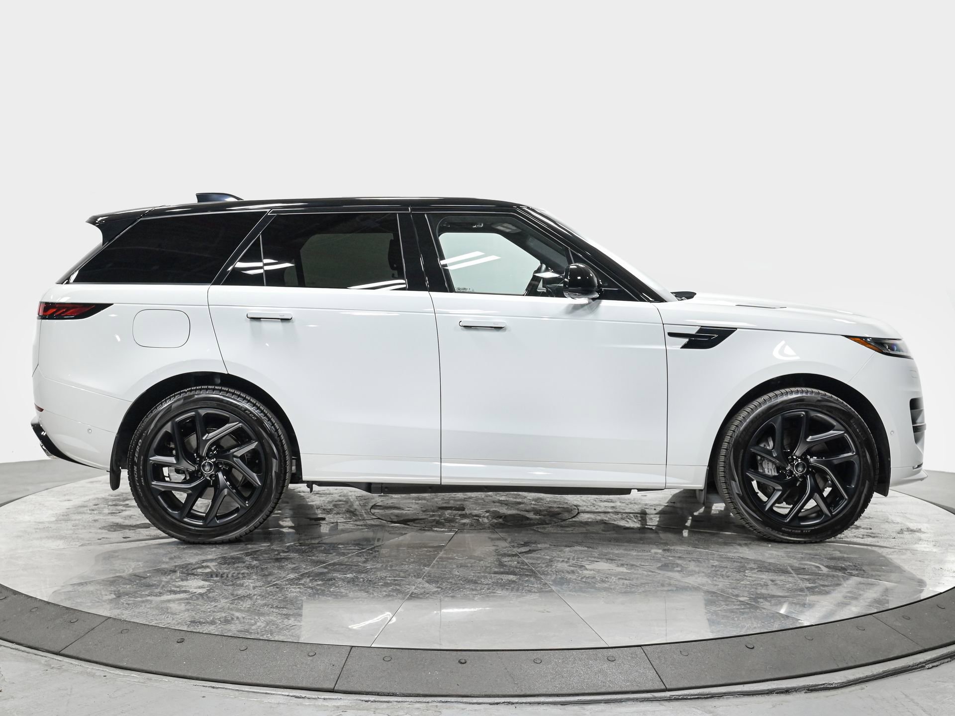 Used 2025 Land Rover Range Rover Sport Dynamic SE AWD/4WD image 8