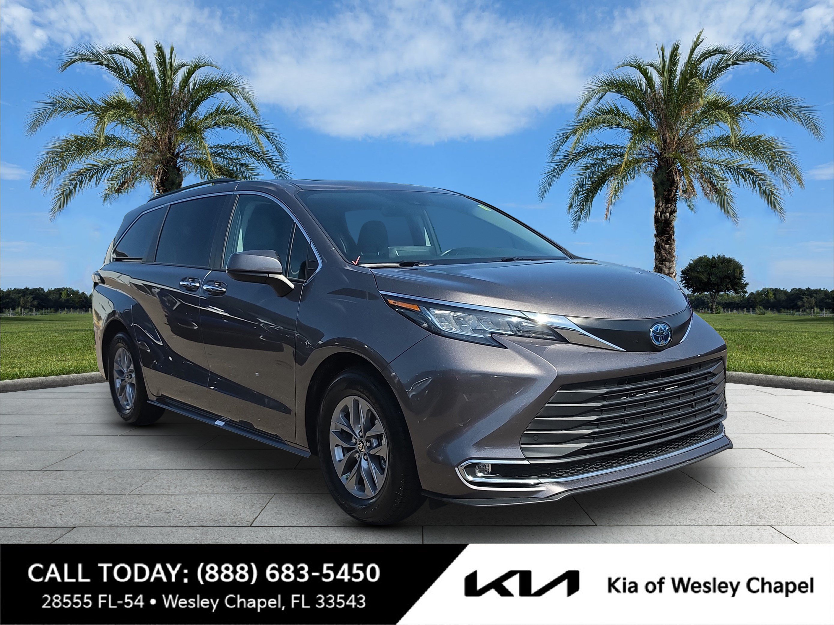 Used 2022 Toyota Sienna XLE FWD image 1