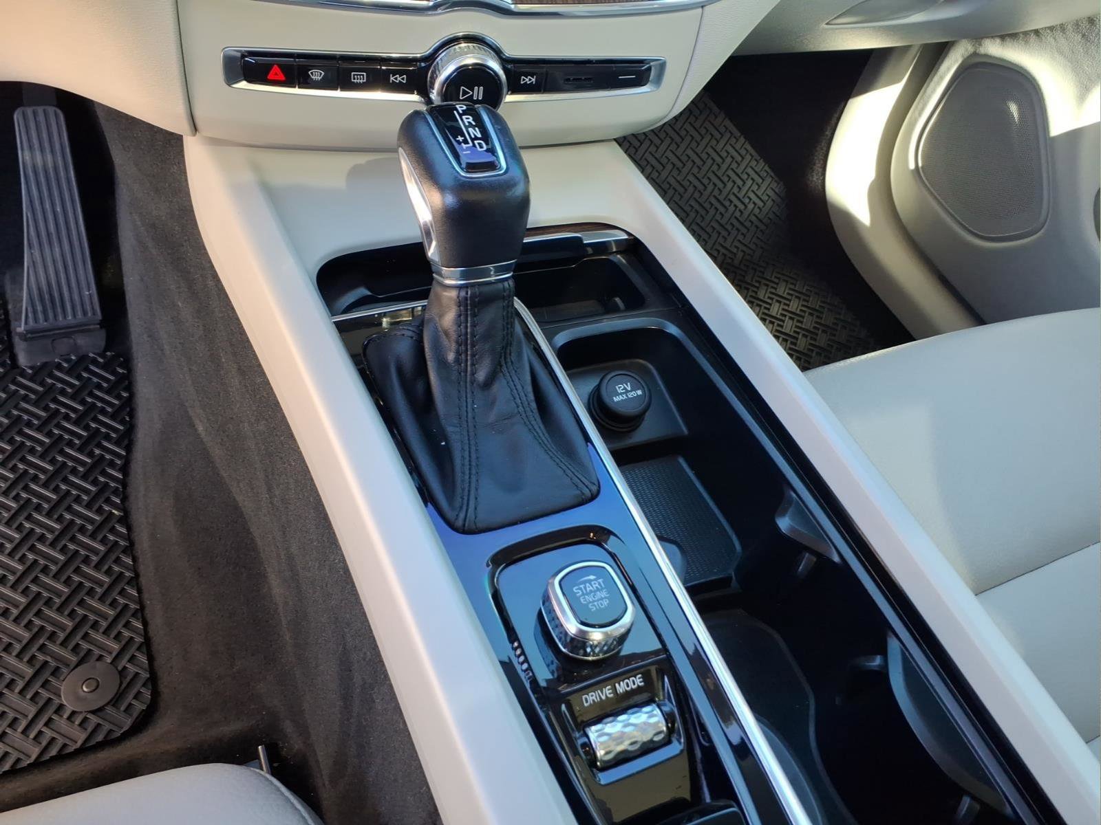 Used 2021 Volvo XC60 T5 Momentum w/ Premium Package image 23