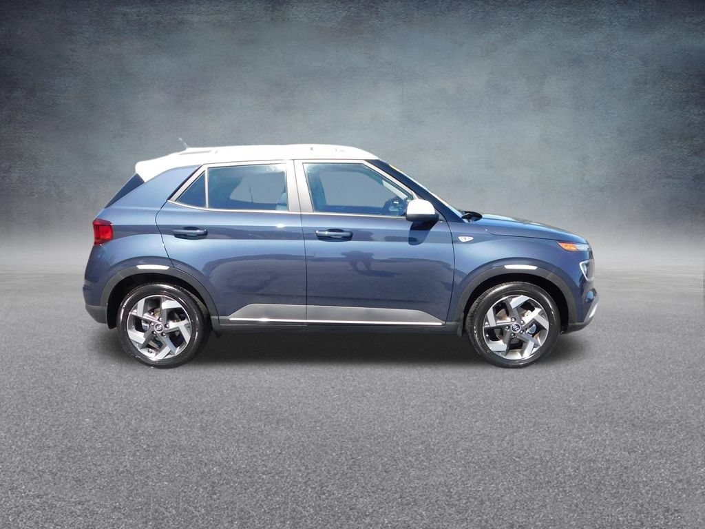 Used 2025 Hyundai Venue Limited FWD image 2