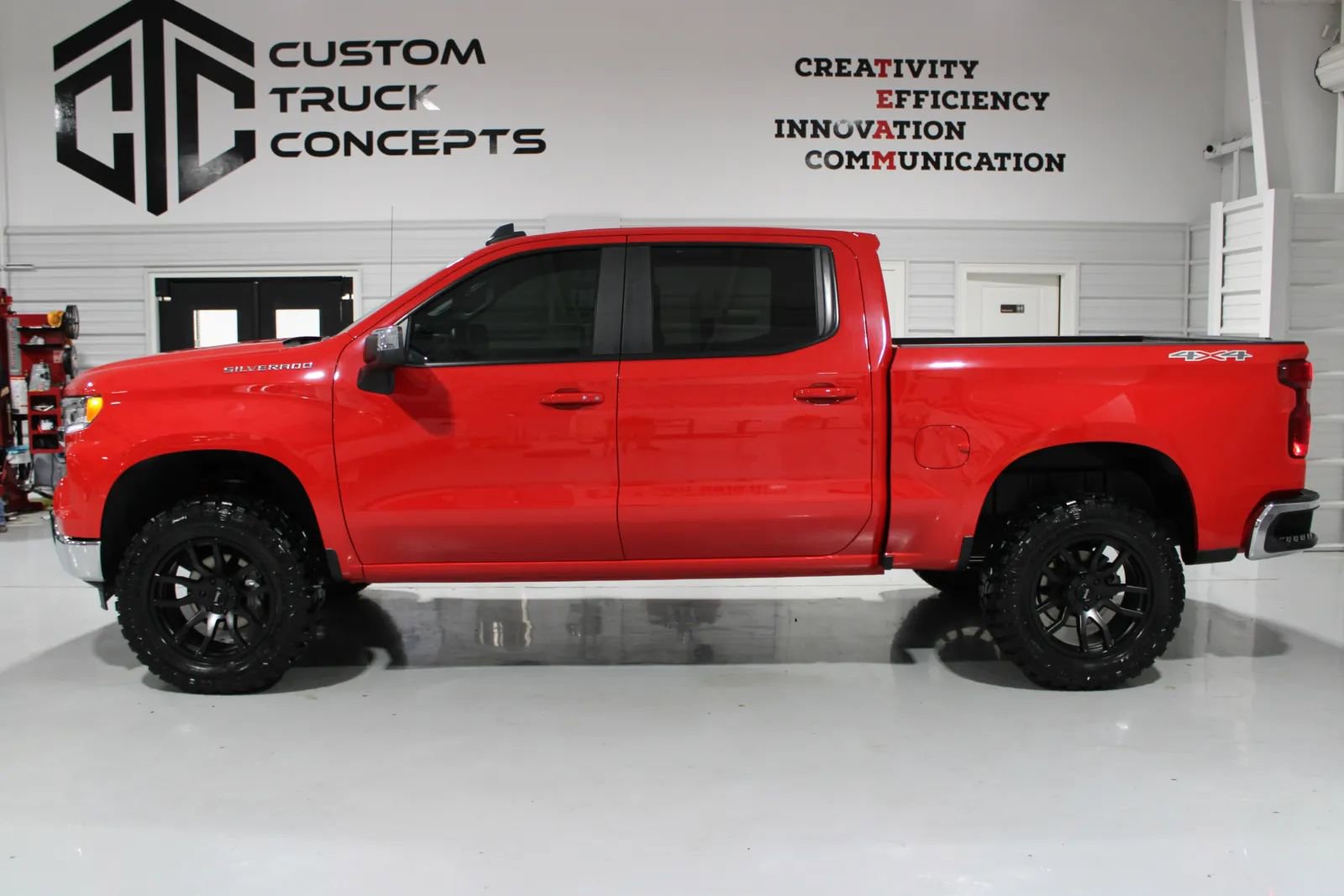 Used 2025 Chevrolet Silverado 1500 LT AWD/4WD image 4
