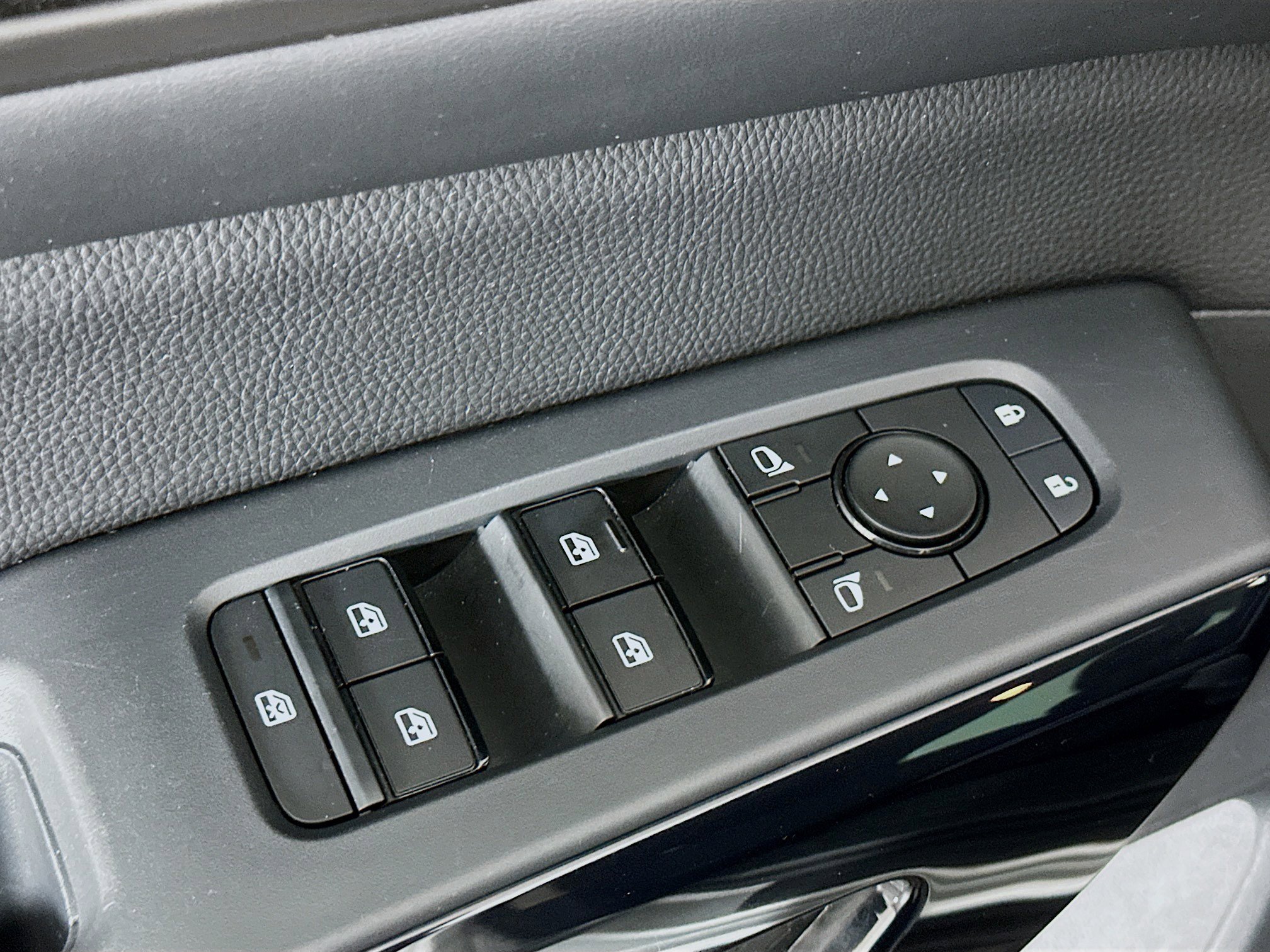 Used 2025 Nissan Pathfinder SV image 15