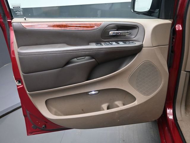 Used 2014 Chrysler Town & Country Touring-L w/ Driver Convenience Group image 12