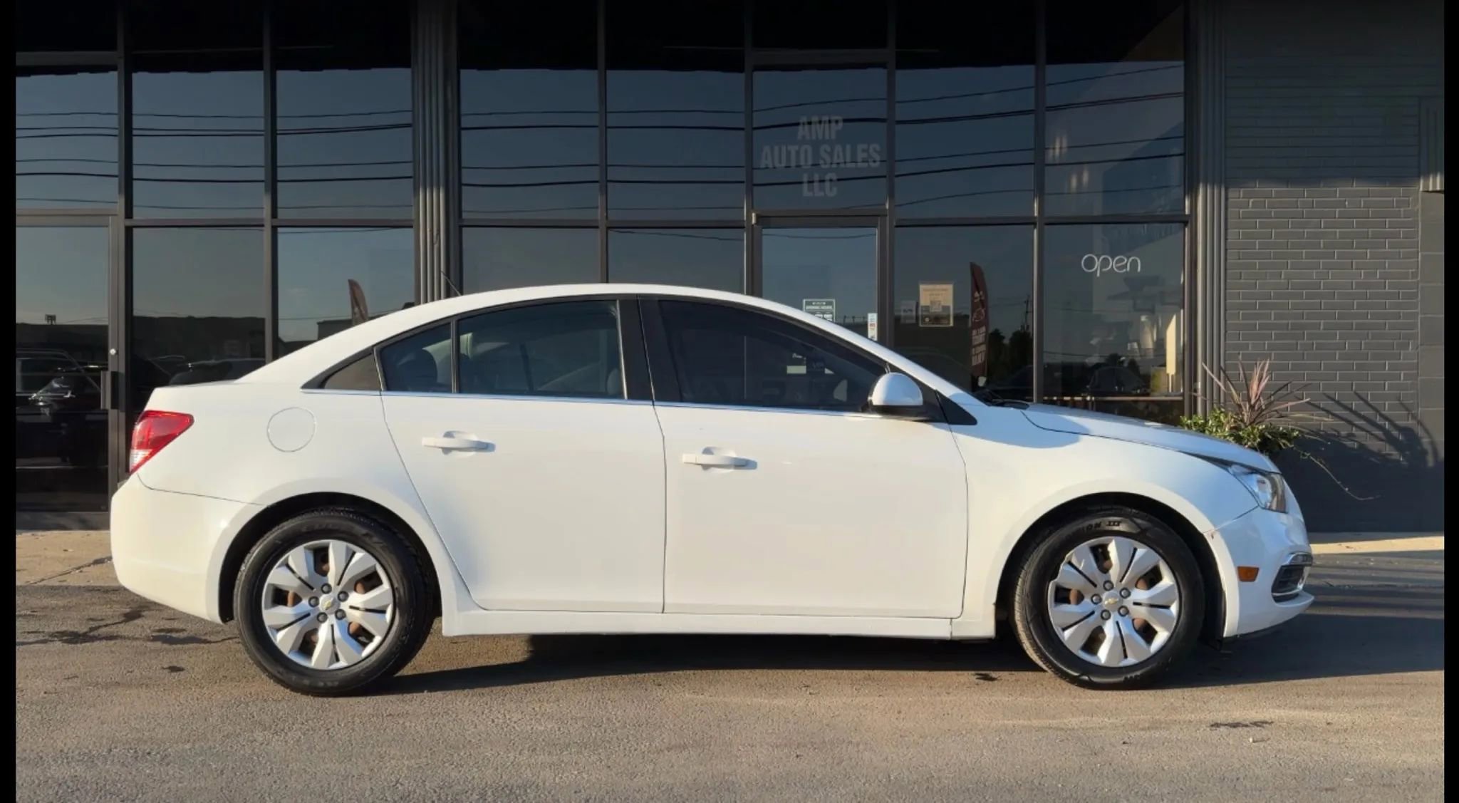 Used 2015 Chevrolet Cruze LT image 2