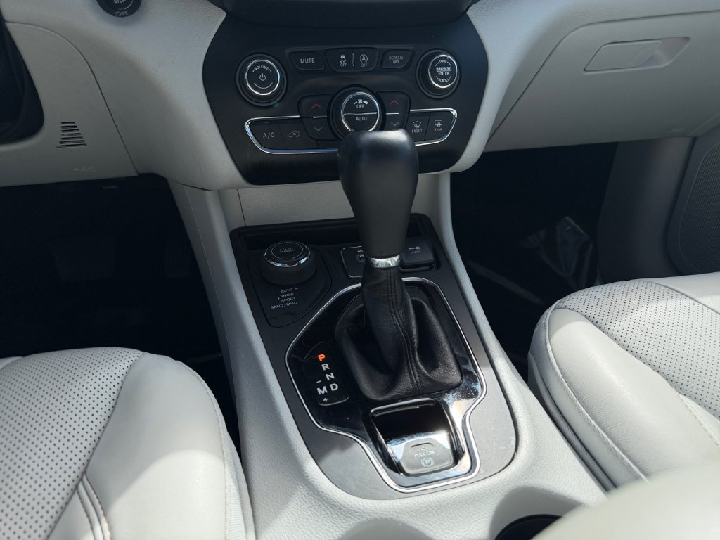 Used 2021 Jeep Cherokee Limited w/ Elite Package AWD/4WD image 11