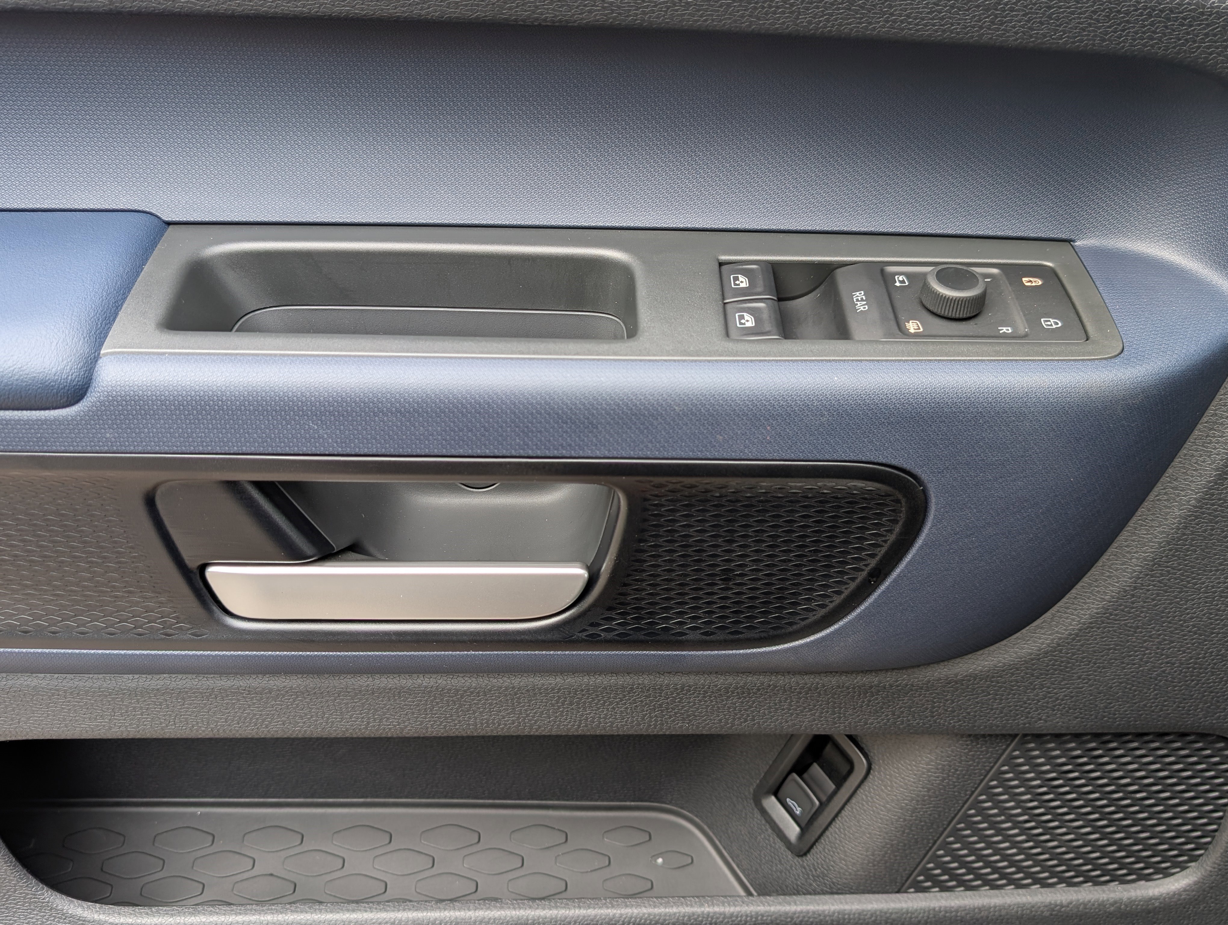 Used 2025 Volkswagen ID. Buzz Pro S Plus RWD image 14