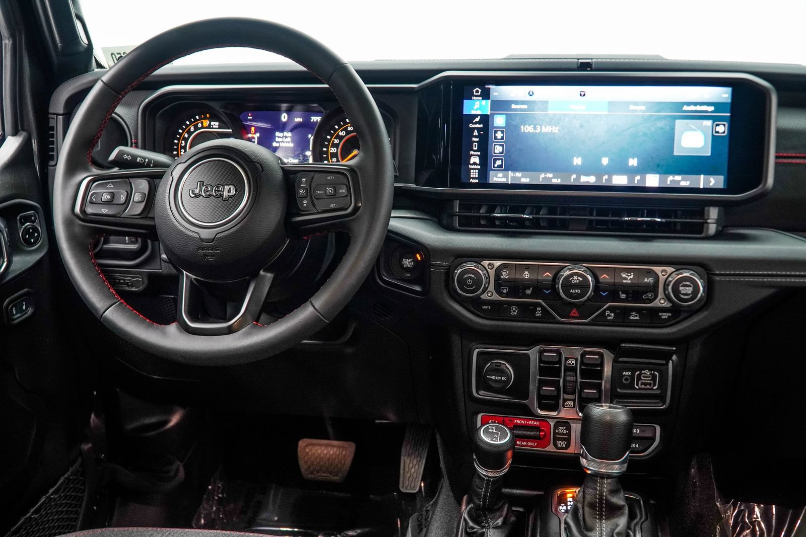 Used 2024 Jeep Gladiator Rubicon w/ Technology Group AWD/4WD image 24