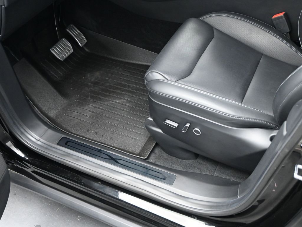 Used 2023 Tesla Model X Plaid image 14