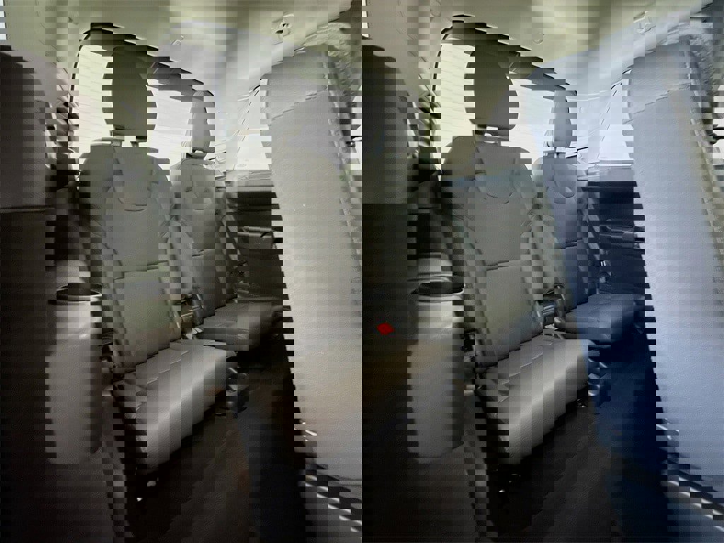 Certified 2025 Volvo XC90 B6 Plus image 28