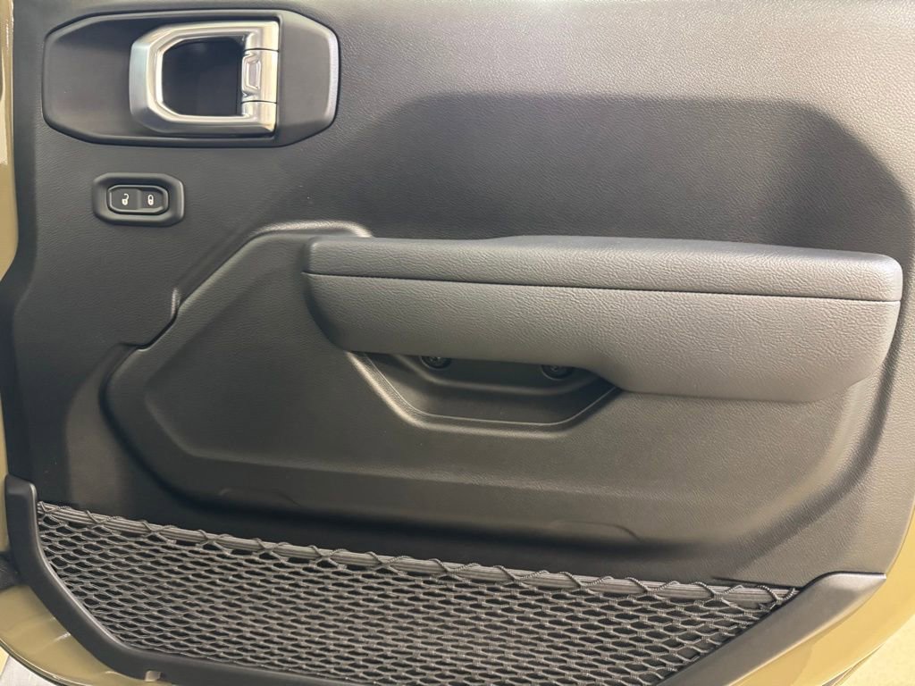 Used 2025 Jeep Wrangler Unlimited Rubicon w/ Convenience Group image 26