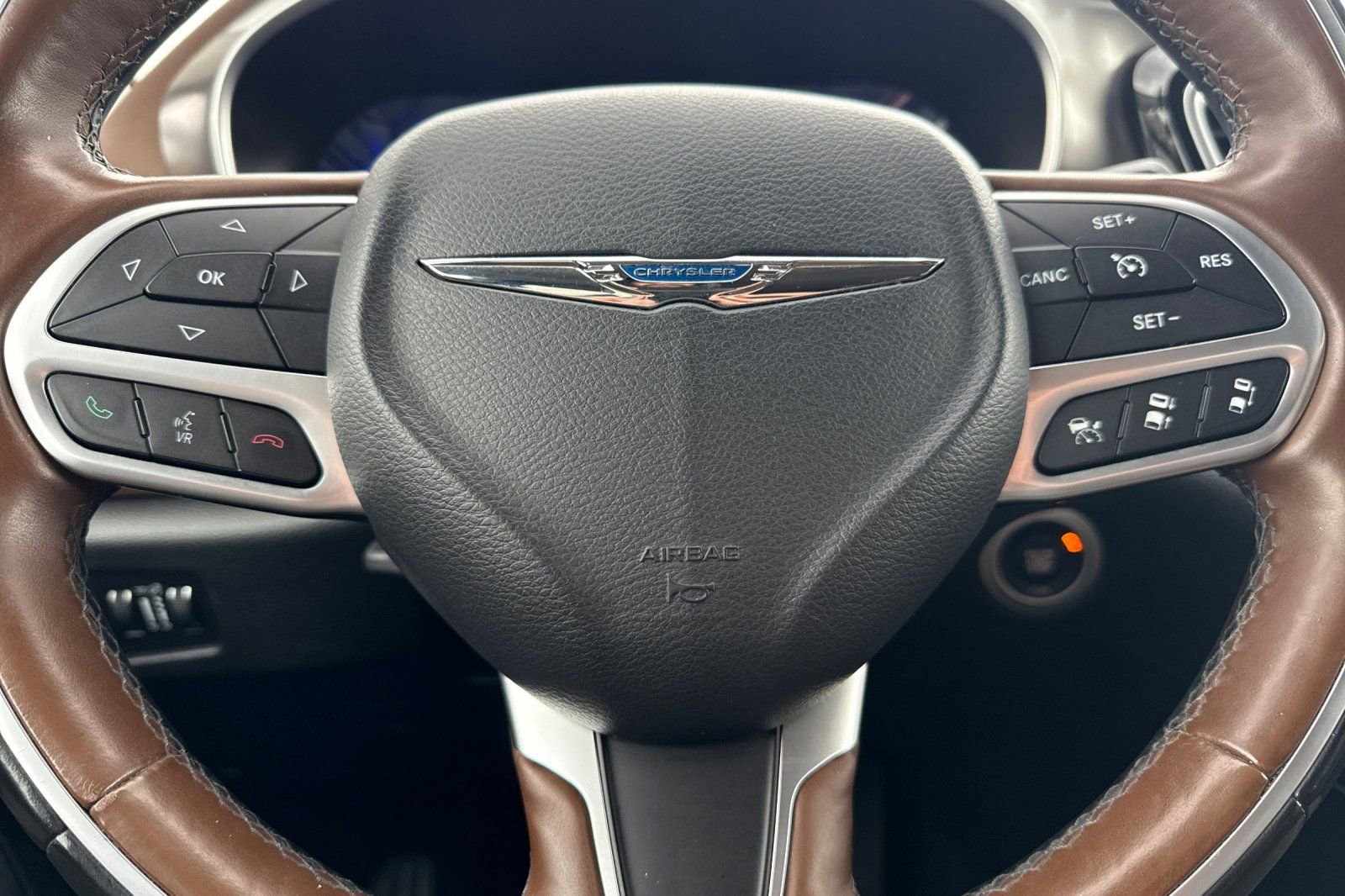 Used 2017 Chrysler Pacifica Limited w/ UConnect Theater Package FWD image 26