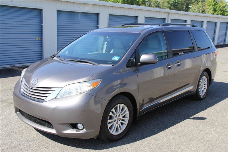 Used 2016 Toyota Sienna XLE w/ XLE Navigation Package FWD image 2