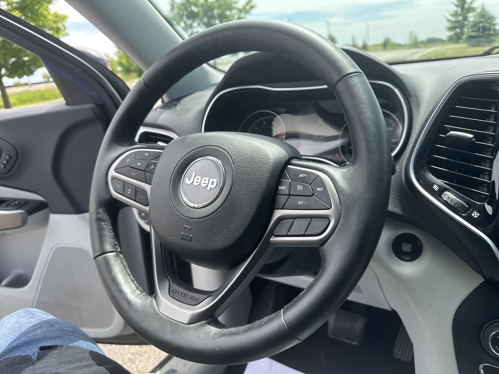 Used 2019 Jeep Cherokee Limited w/ Luxury Group FWD image 19