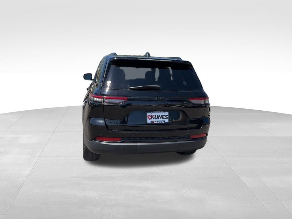 Used 2025 Jeep Grand Cherokee Altitude AWD/4WD image 9