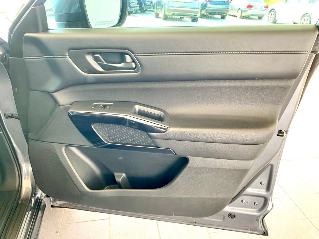Used 2025 Nissan Pathfinder SV FWD image 26