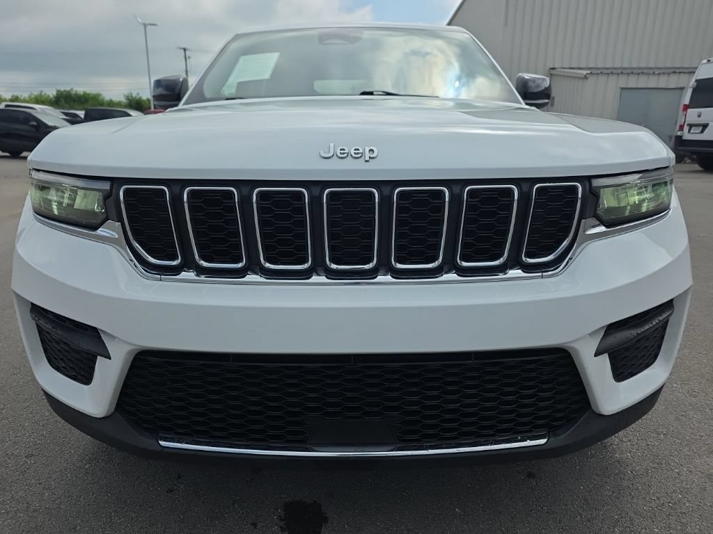 Used 2022 Jeep Grand Cherokee Laredo w/ Luxury Tech Group I AWD/4WD image 2