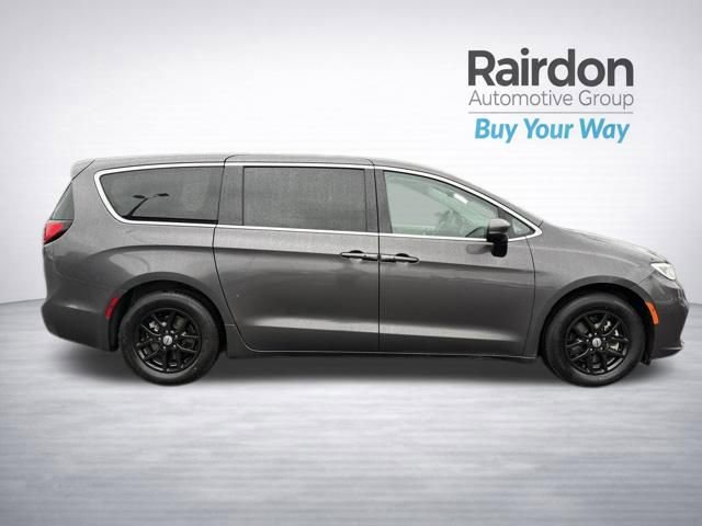 Used 2023 Chrysler Pacifica Touring-L FWD image 5