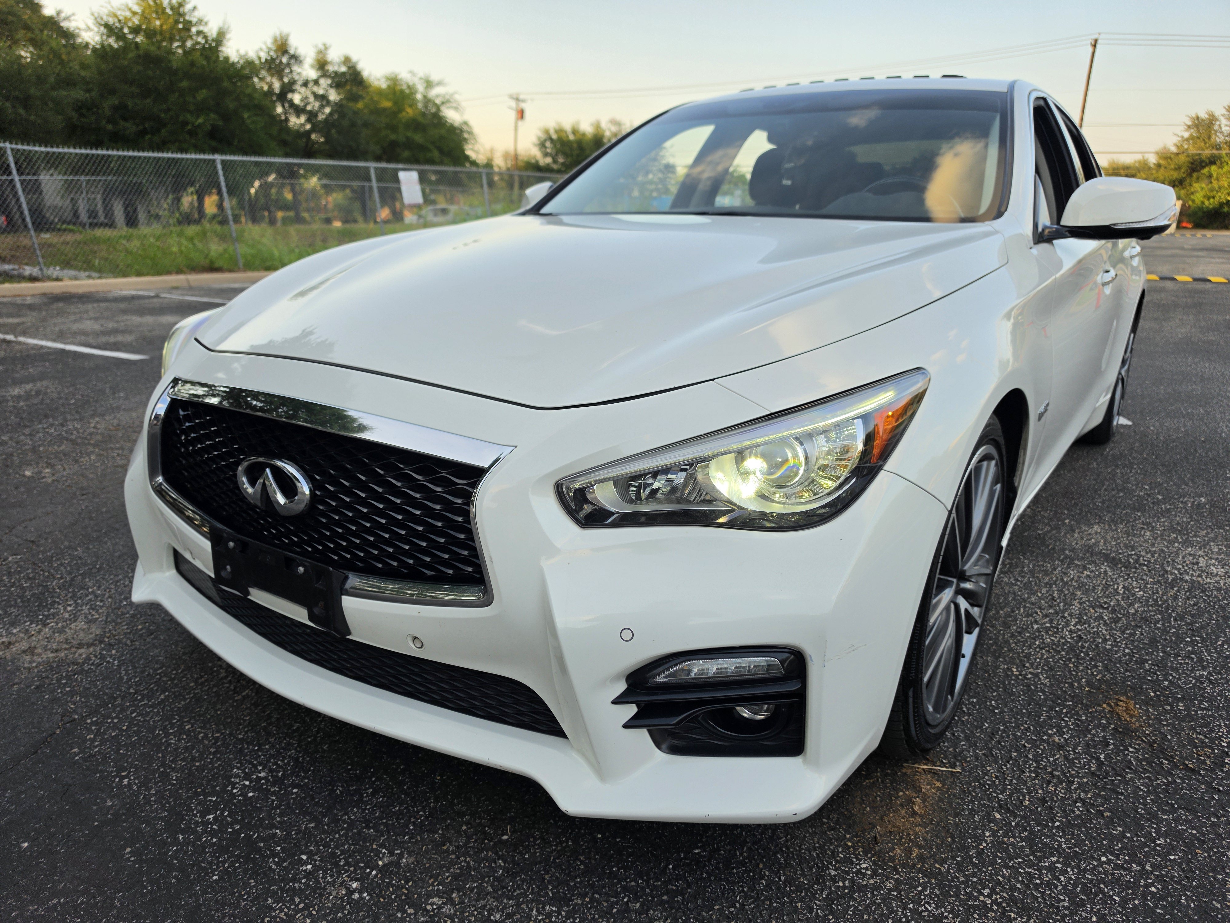 Used 2014 INFINITI Q50 Hybrid w/ Deluxe Technology Package RWD image 3