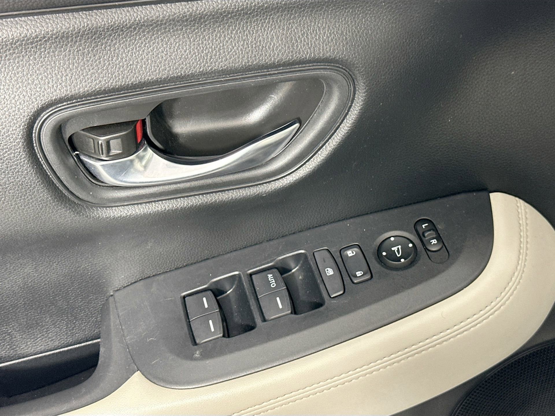 Used 2023 Honda HR-V LX image 16