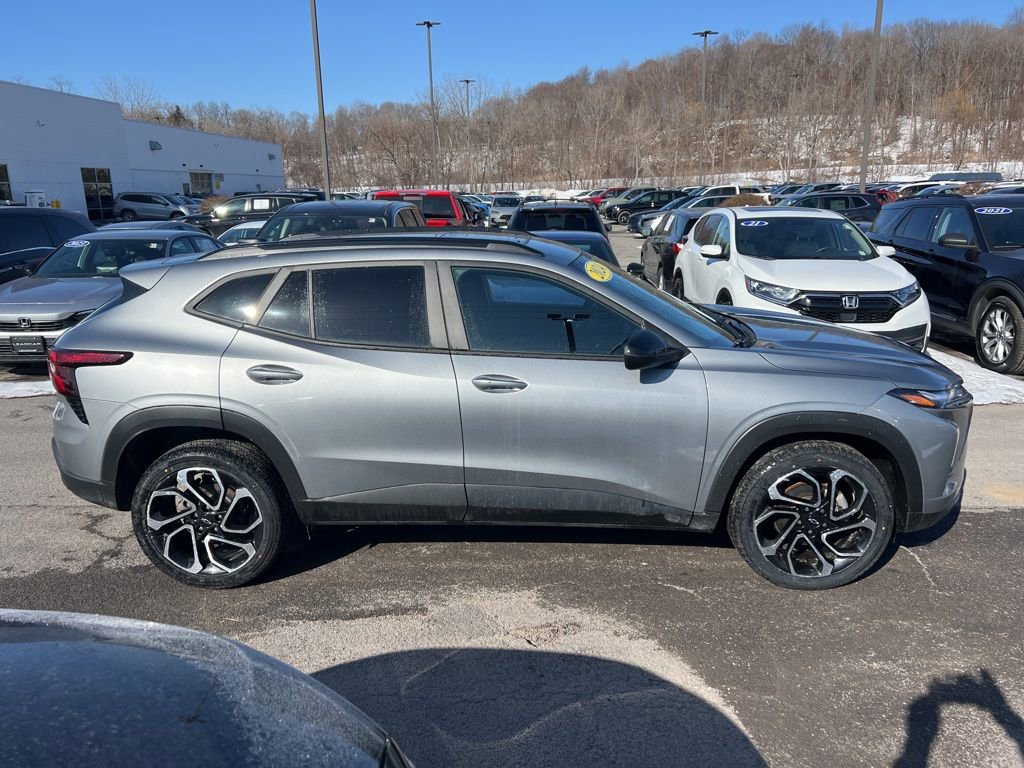 Used 2024 Chevrolet Trax RS w/ Sunroof Package image 6