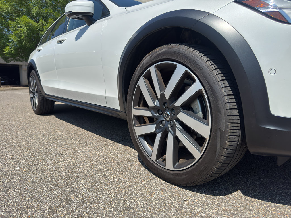Certified 2025 Volvo V90 B6 Cross Country Ultra AWD/4WD image 4