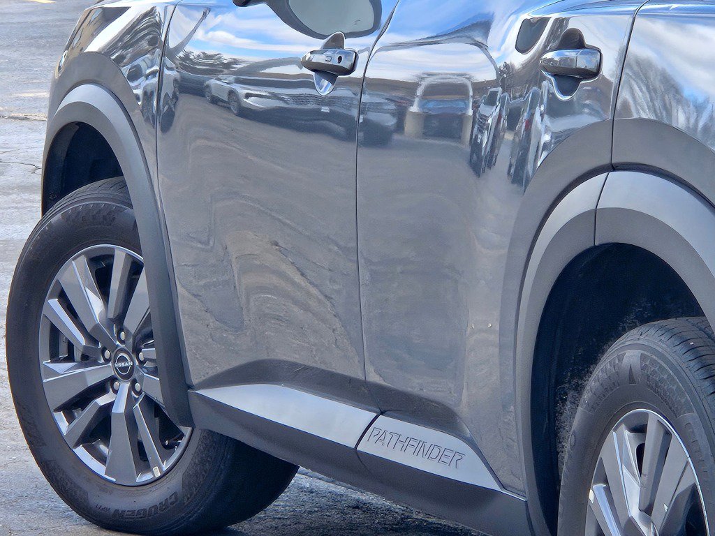 Used 2025 Nissan Pathfinder SV image 18