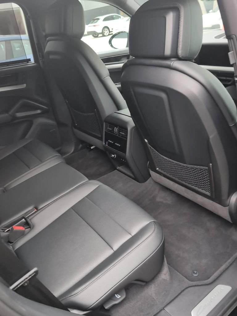 Certified 2025 Porsche Cayenne AWD/4WD image 14