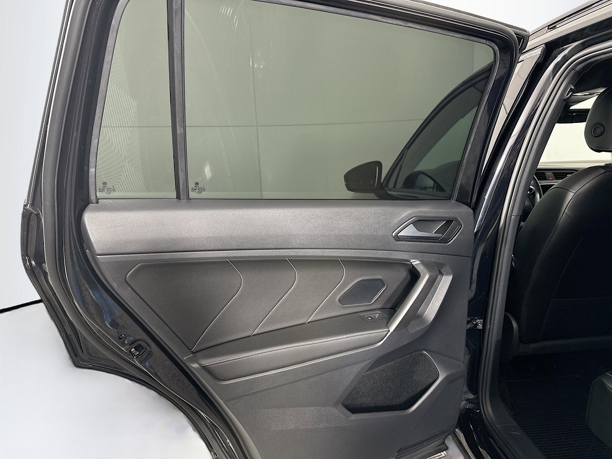 Used 2022 Volkswagen Tiguan SE R-Line image 26