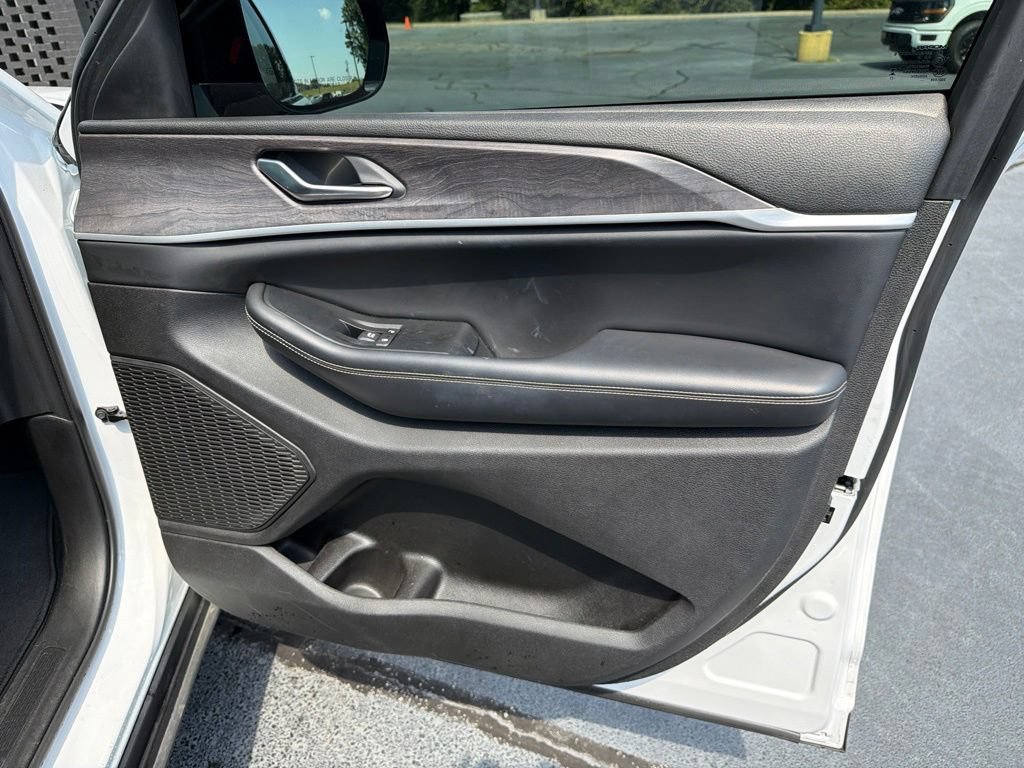 Certified 2023 Jeep Grand Cherokee Limited w/ Luxury Tech Group II AWD/4WD image 28