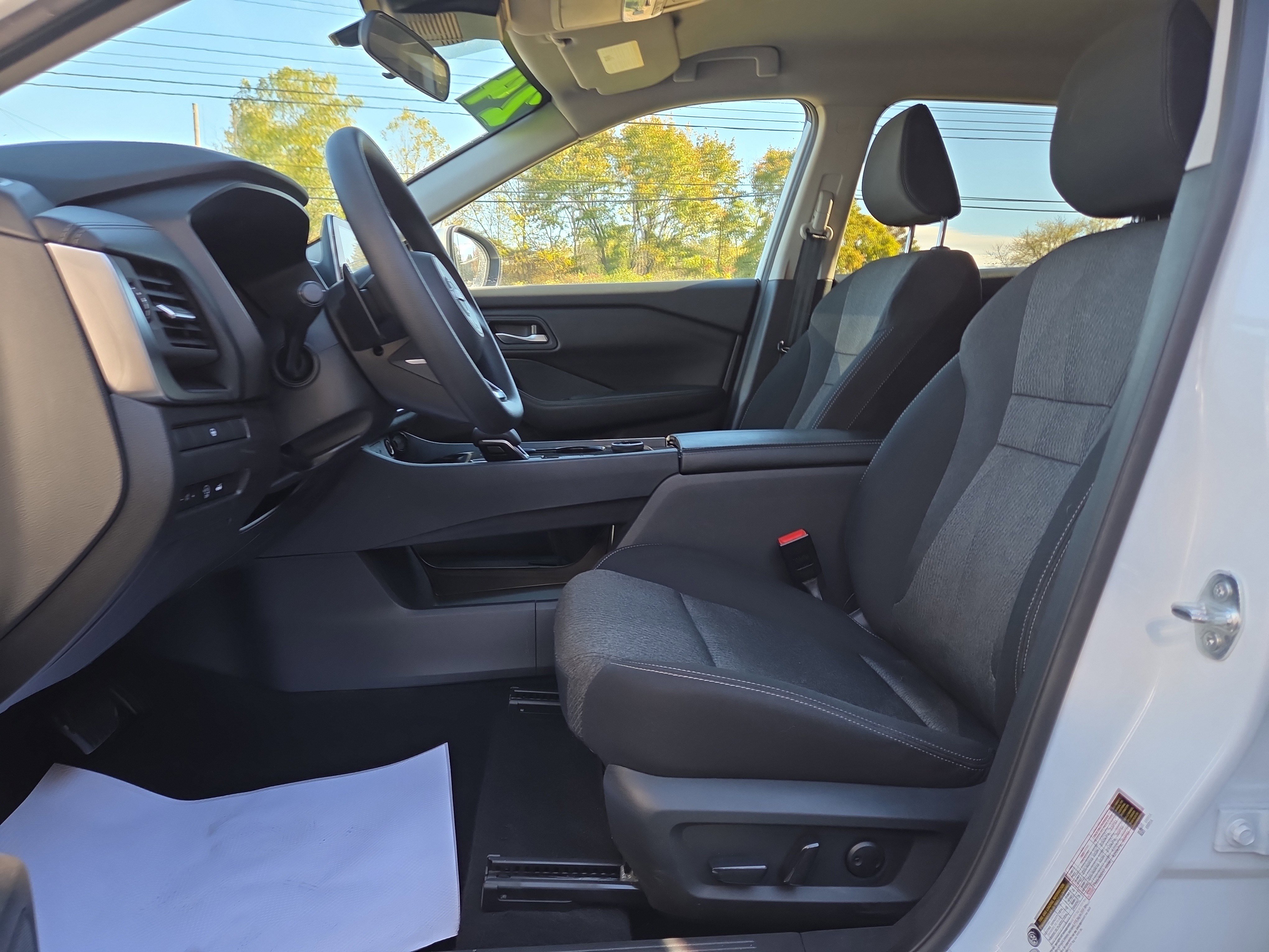 Used 2024 Nissan Rogue SV image 12