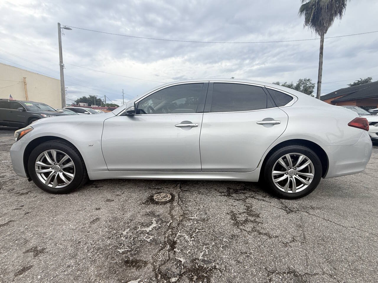 Used 2018 INFINITI Q70 Luxe AWD/4WD image 10