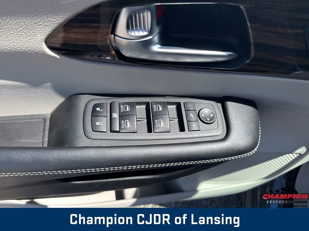Used 2023 Chrysler Pacifica Limited FWD image 14