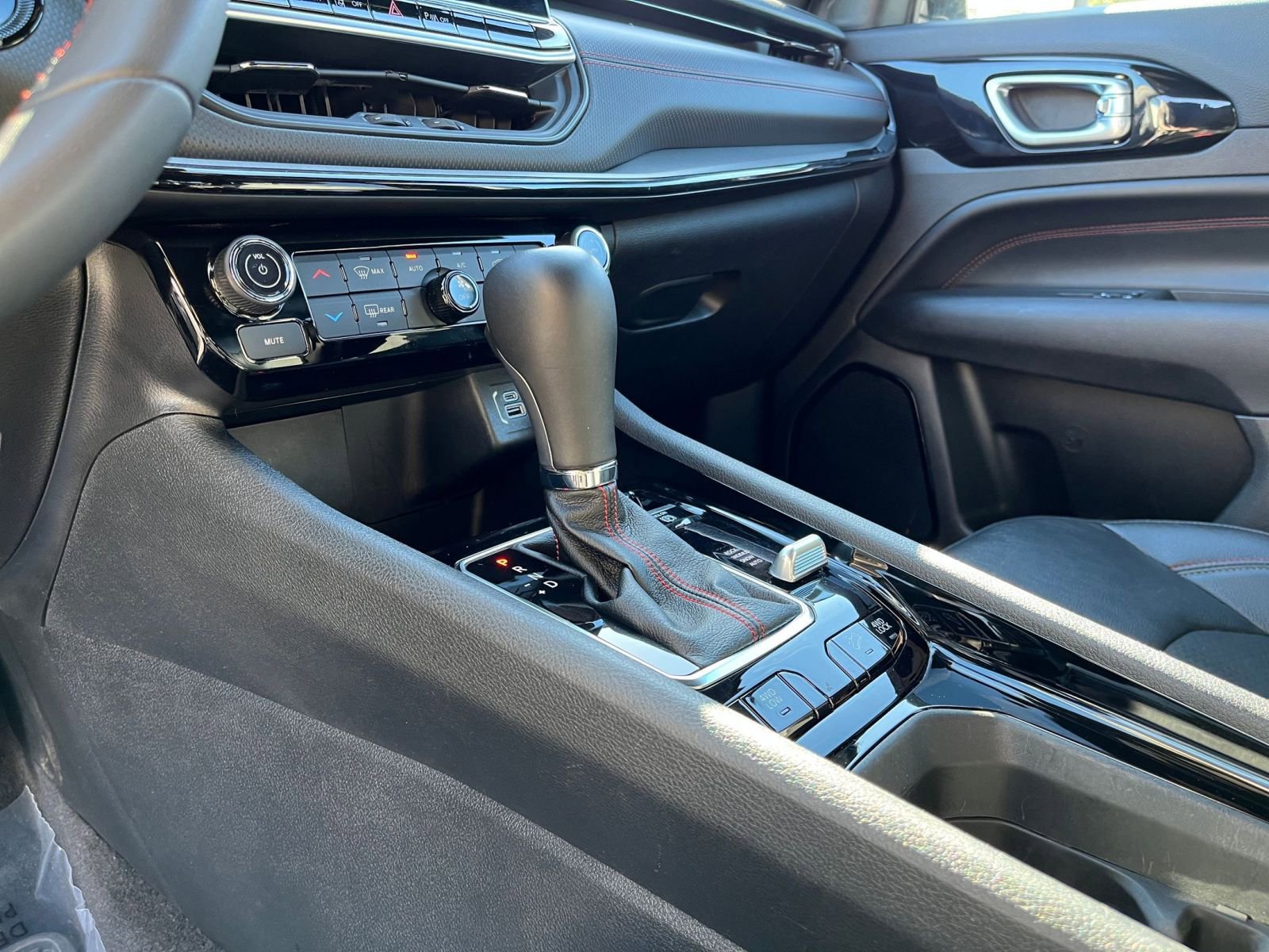 Used 2025 Jeep Compass Trailhawk image 41