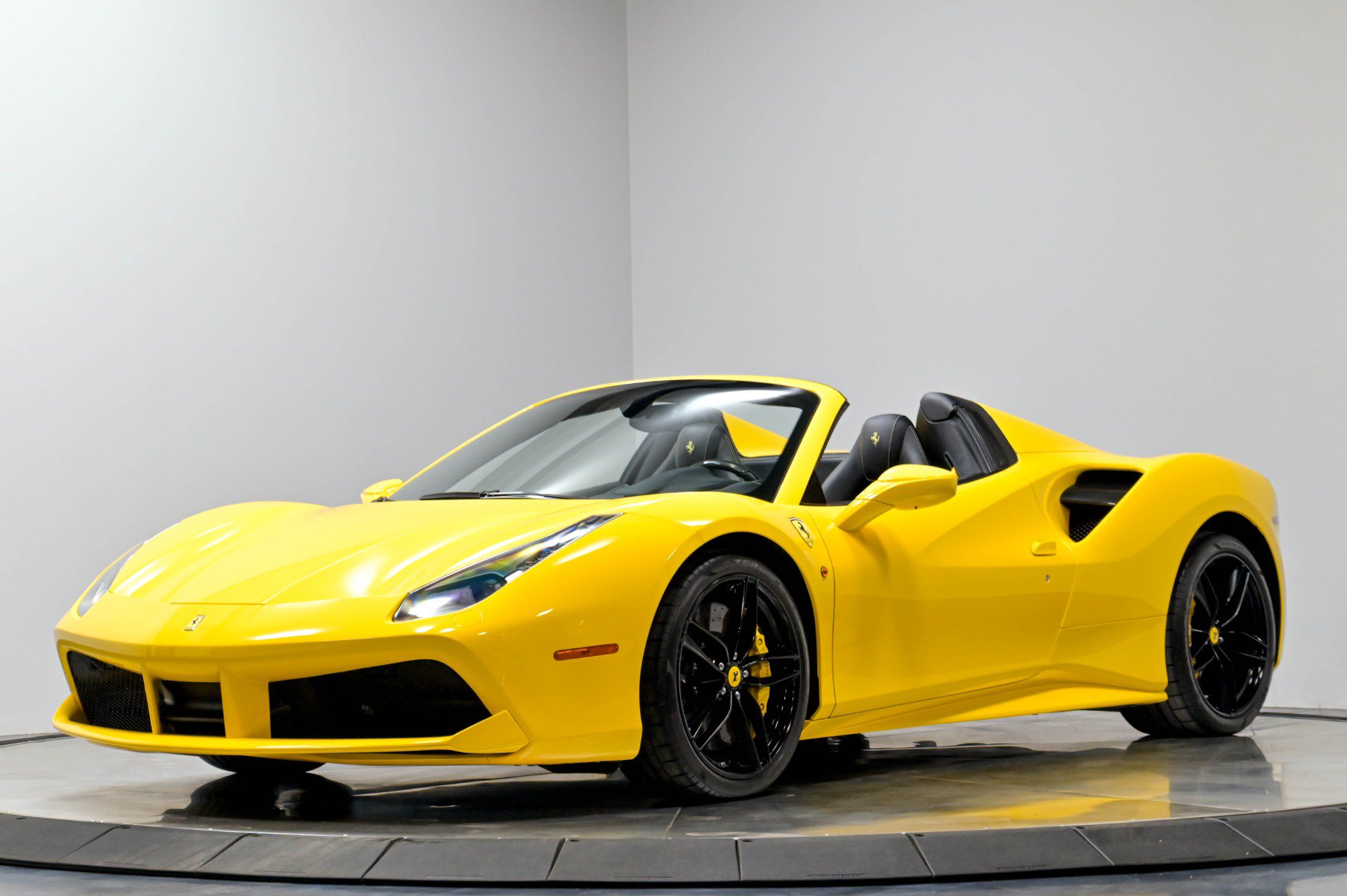 Used 2017 Ferrari 488 Spider RWD image 2
