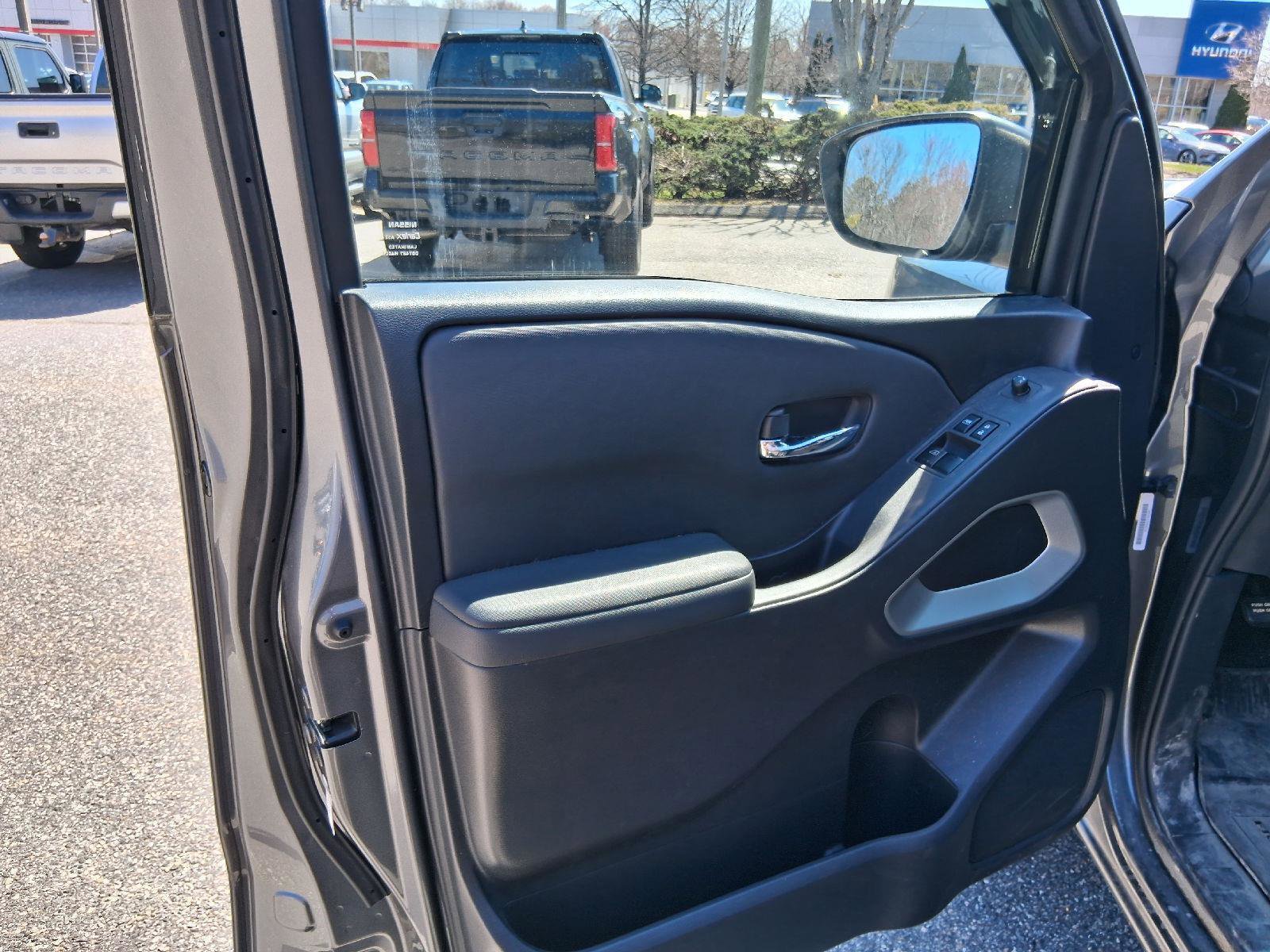 Used 2022 Nissan Frontier SV w/ Technology Package image 9