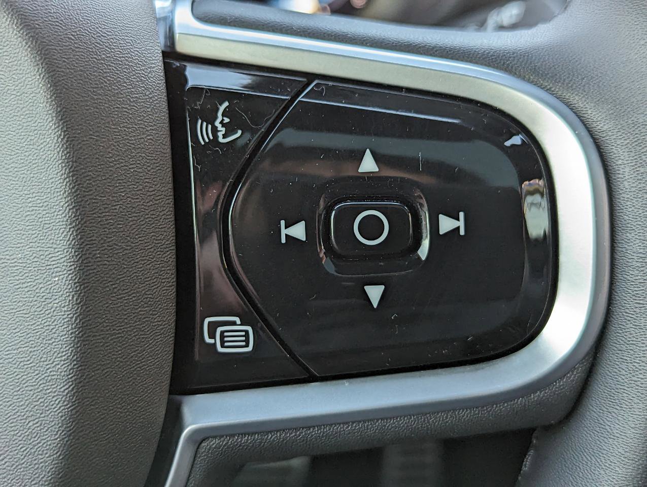 Used 2022 Volvo XC60 B5 R-Design w/ Advanced Package image 17