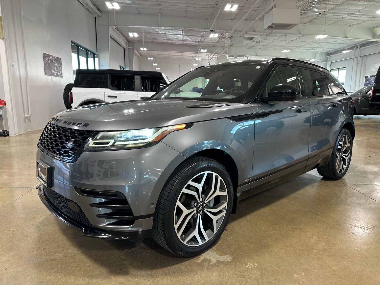 Used 2019 Land Rover Range Rover Velar R-Dynamic SE image 3