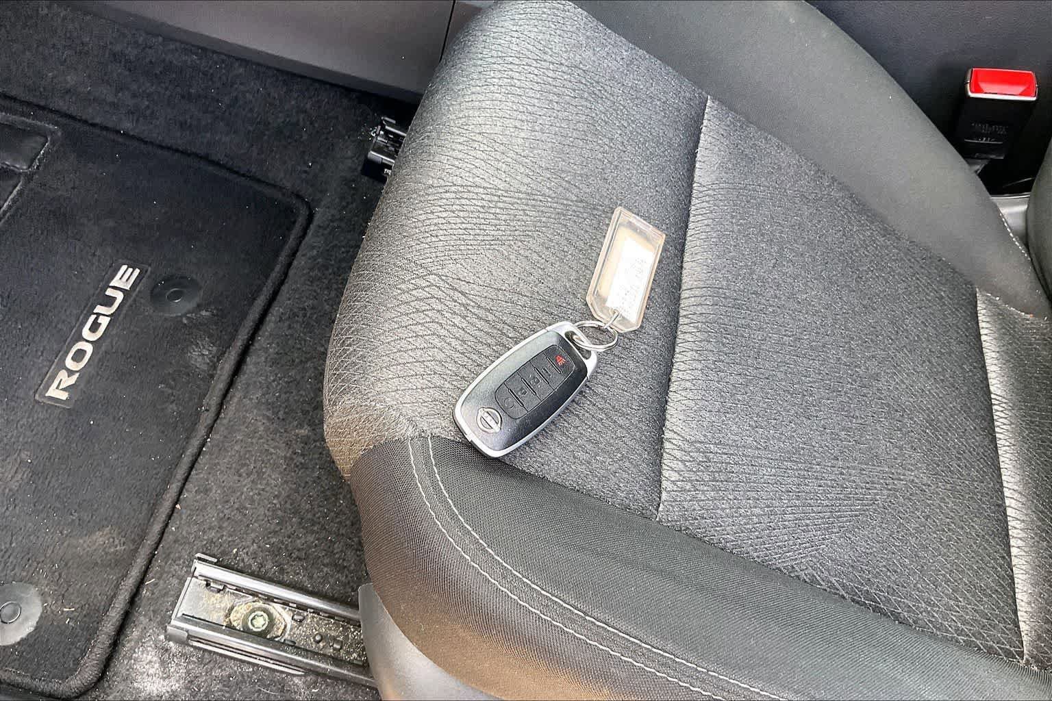 Used 2025 Nissan Rogue SV AWD/4WD image 18