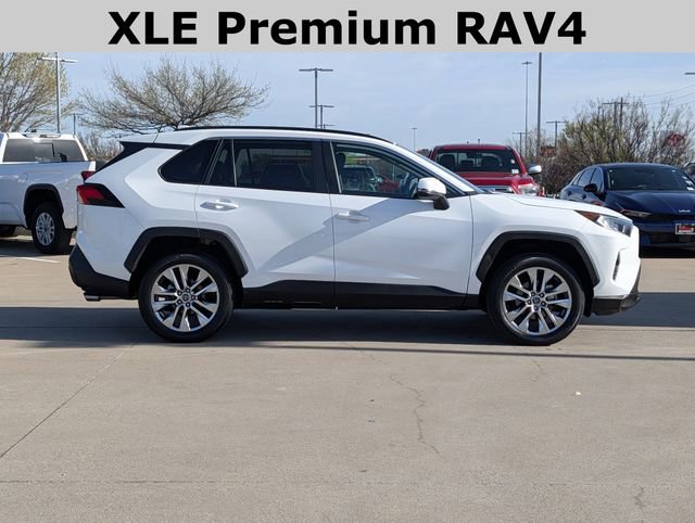 Used 2020 Toyota RAV4 XLE Premium image 3