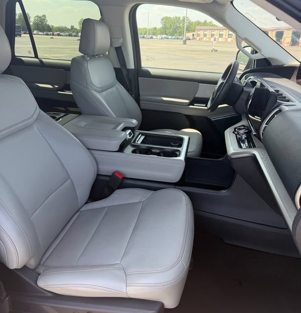 Used 2025 Ford Expedition Active AWD/4WD image 8