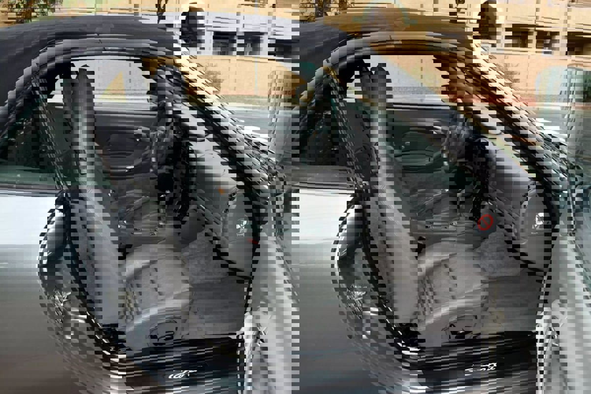 Used 2002 Porsche 911 Cabriolet image 25