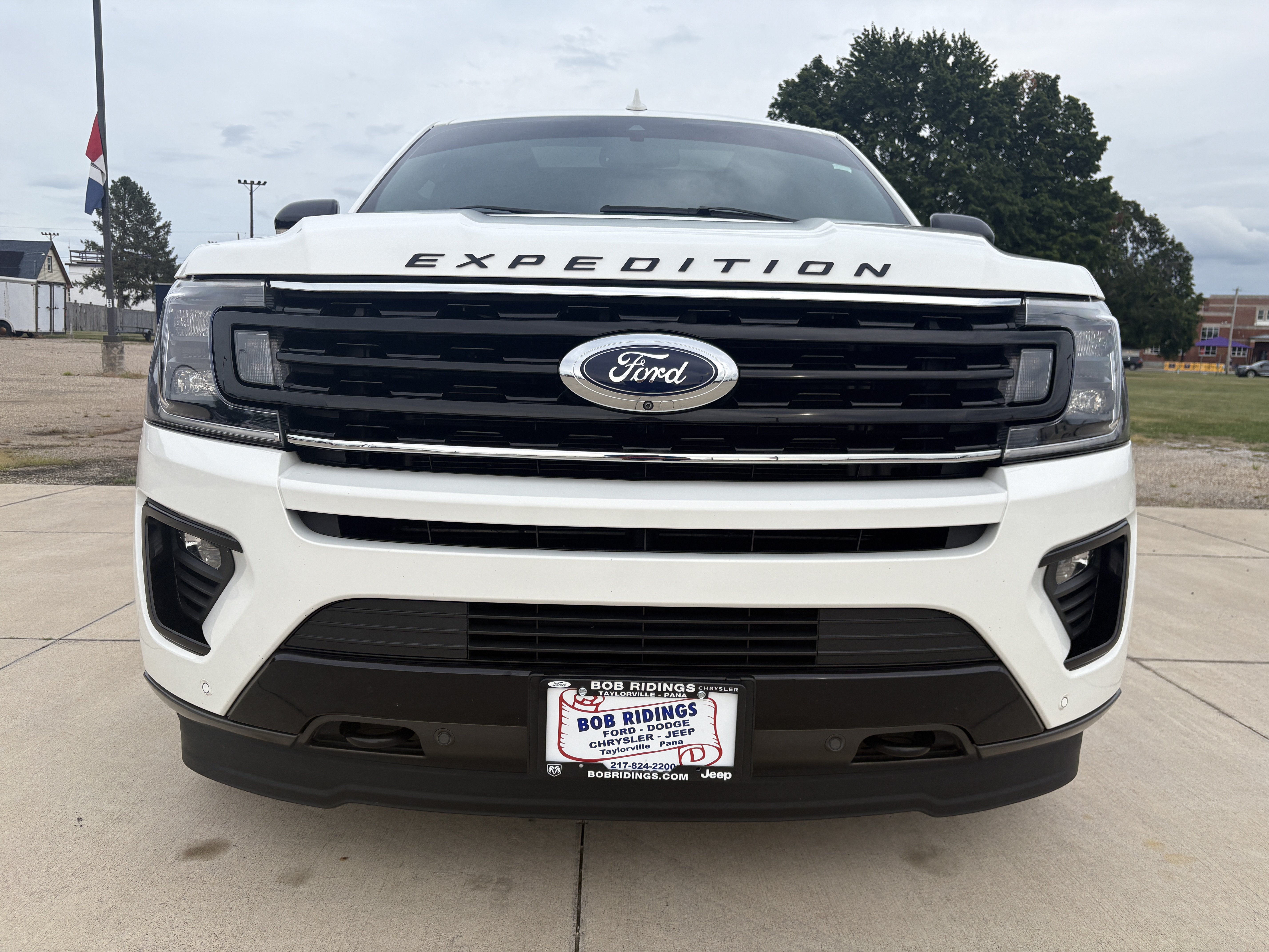 Used 2021 Ford Expedition Limited AWD/4WD image 3