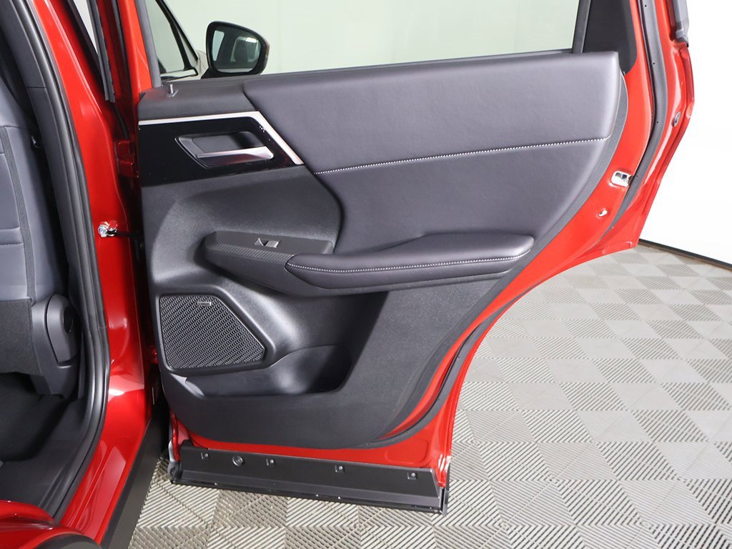 New 2025 Mitsubishi Outlander SE image 28