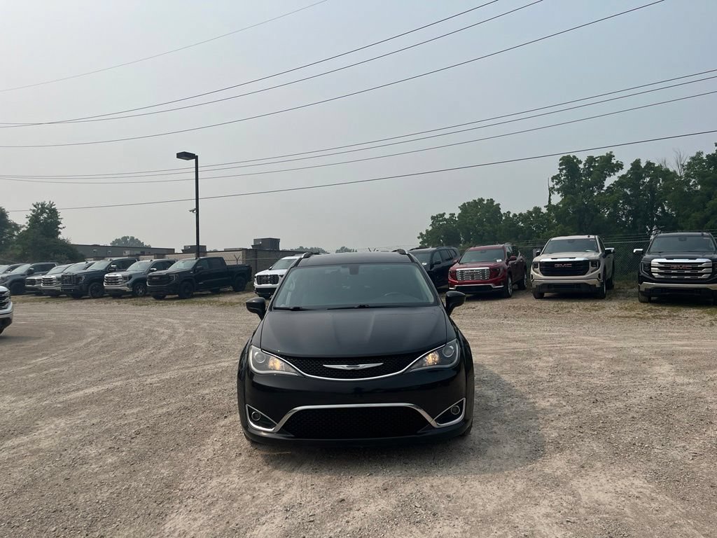 Used 2017 Chrysler Pacifica Touring-L Plus FWD image 3