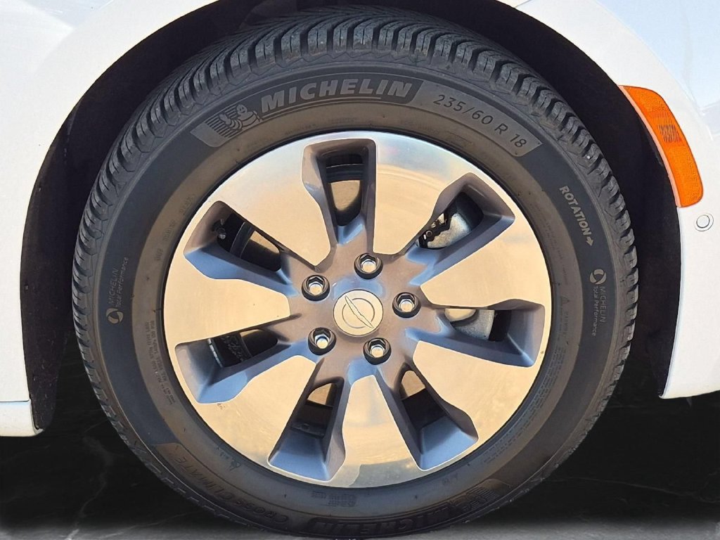 Used 2018 Chrysler Pacifica Limited w/ Advanced Safetytec Group FWD image 32