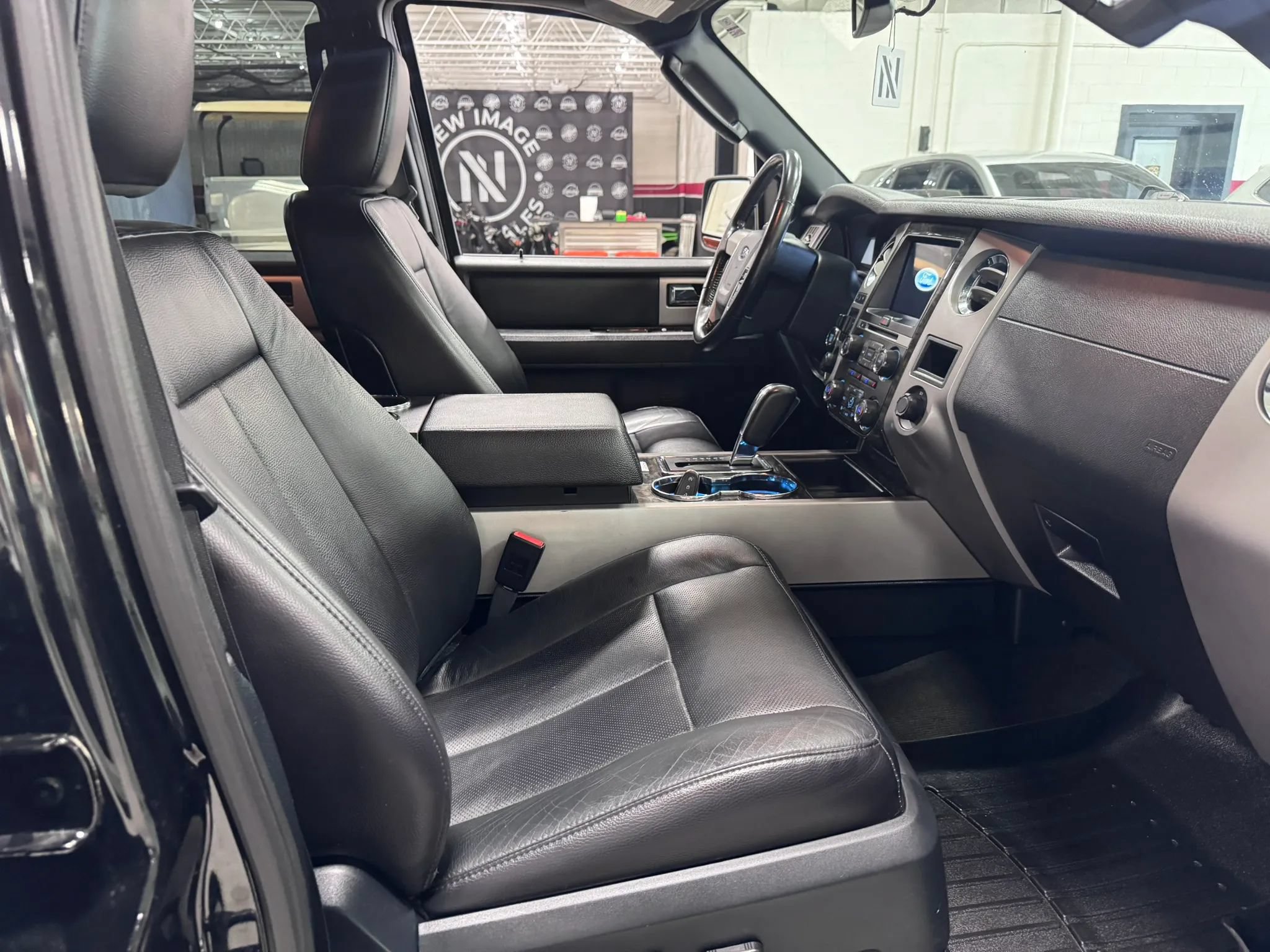 Used 2017 Ford Expedition Limited w/ Equipment Group 301A AWD/4WD image 46