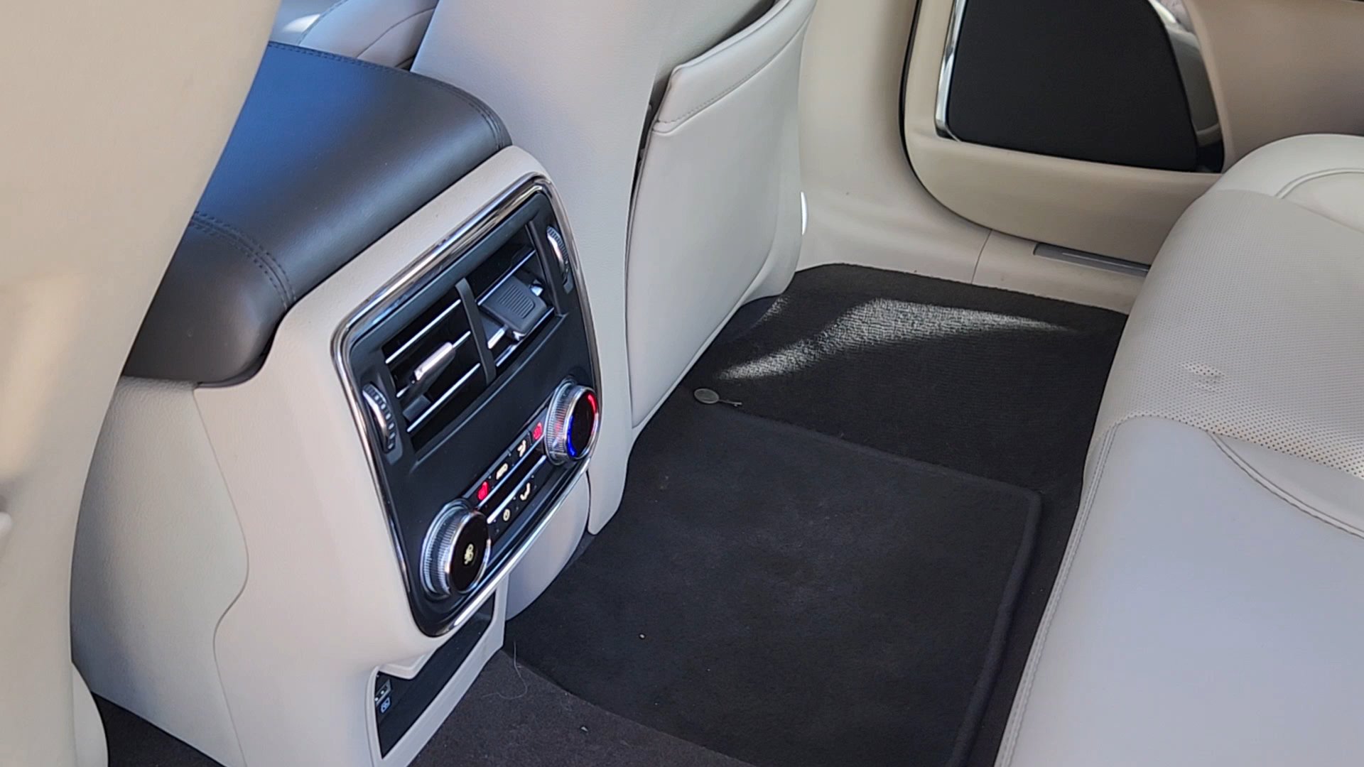 Used 2018 Lincoln Continental Reserve AWD/4WD image 32