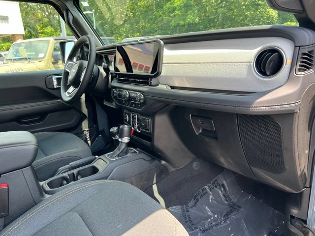 Used 2025 Jeep Wrangler Unlimited Sahara AWD/4WD image 26
