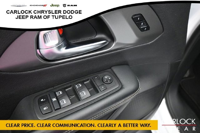 Used 2025 Chrysler Pacifica Select FWD image 14