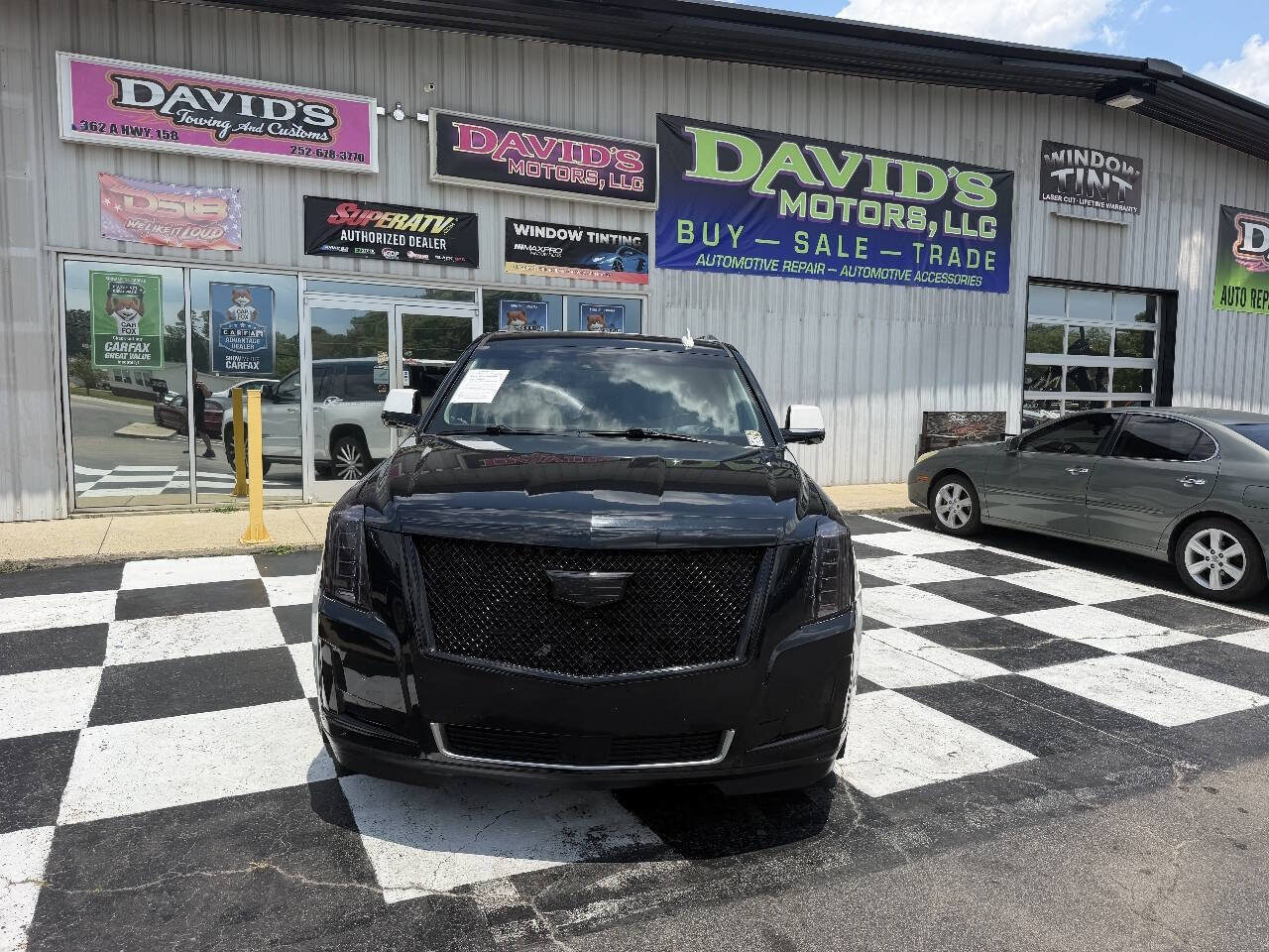 Used 2017 Cadillac Escalade ESV Premium Luxury AWD/4WD image 4